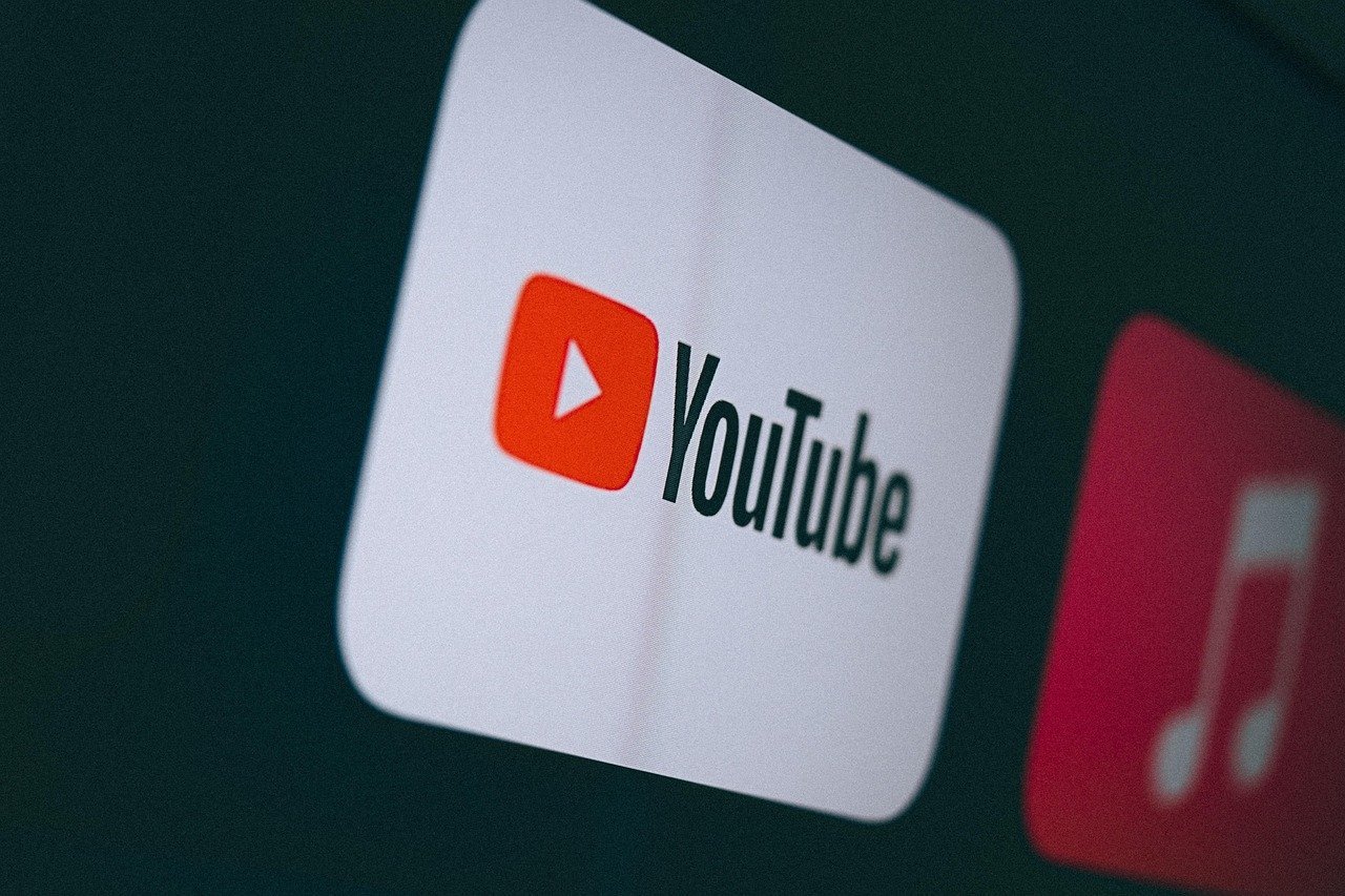 Tablet mit dem YouTube-Logo